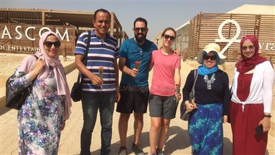 احتفالا بيوم السياحة العالمي.. الجيزة تستقبل السائحين بالورود والهدايا التذكارية | صور 