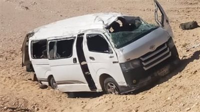 إصابة 12 شخصا في انقلاب سيارة بطريق أسيوط البحر الأحمر 