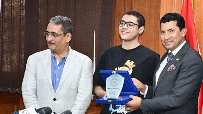 وزير الرياضة يُكرم يحيي قنديل ومحمد طارق الرشيدي