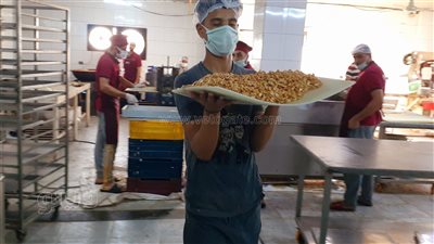 «حلاوتها زايدة حتة».. «فيتو» داخل أقدم مصنع لحلوى المولد في طنطا | فيديو