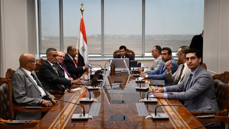 وزير الرياضة يناقش