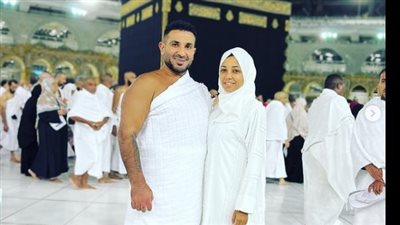 أحمد سعد يؤدي مناسك العمرة