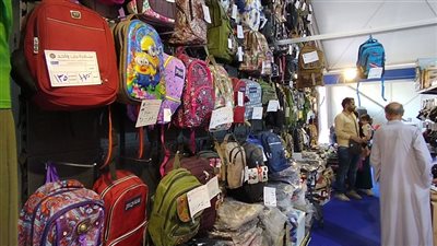 نائب محافظ الجيزة تتأكد من الالتزام بالأسعار في جولة بمعرض أهلا مدارس بفيصل