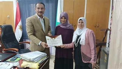 وكيل تعليم الجيزة يكرم رئيس قسم التربية البيئية والسكانية والصحية