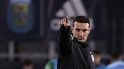 مدرب الأرجنتين: مواجهة الإمارات مهمة.. وعلاقتي بميسي أقوى مما يتخيل أحد