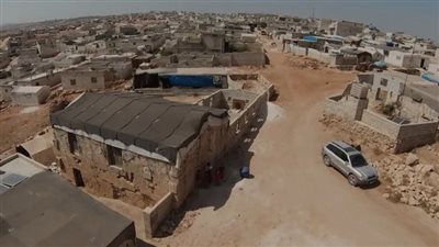 امرأة سورية تحول قلعة أثرية لمدرسة مؤقتة لتعليم الأطفال