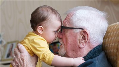 تفسير رؤية الجد المتوفي في المنام وعلاقته بتحسن الأحوال المادية