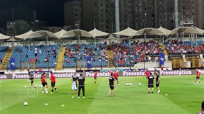 لاعبو منتخبي مصر وليبيريا يجريان عملية الإحماء قبل مباراتهم بالإسكندرية |صور