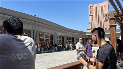 زحام بالمتحف المصري بالتحرير أمام معرض بيع الكتب النادرة