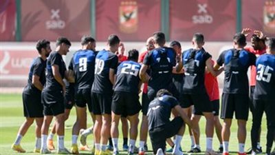 لاعبو الأهلي يرحبون بمصطفى سعد ميسي 