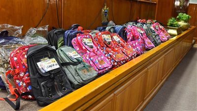 توزيع حقائب وأدوات مدرسية على الطلاب والأطفال الأيتام بأسيوط | صور 