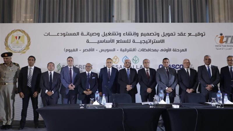 خلال توقيع العقود