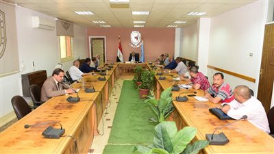 رئيس جامعة سوهاج يبحث سبل الاستفادة من مراكز الاختبارات الإلكترونية