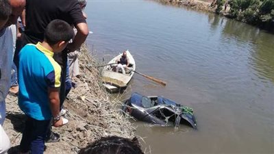 لحظة انقلاب سيارة ملاكي في بحر أبو الأخضر بالشرقية ومصرع 4 طلاب بكلية الطب| فيديو