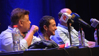 بحلق ووشم يحمل اسم طليقته.. ظهور مميز لـ أحمد الفيشاوي بدار الأوبرا | صور