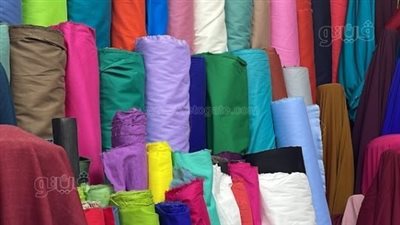 شارع الأزهر للأقمشة.. ملجأ الأهالي لتفصيل ملابس الدراسة بعد ارتفاع الأسعار | فيديو وصور 