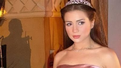 في اليوم العالمي للقلب.. مي عز الدين تعلن عن مسابقة على فستان 