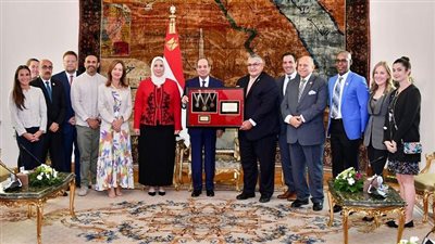 3 صور ترصد لحظة تسلم السيسي جائزة الأولمبياد الخاص الدولي