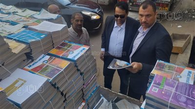 استعدادًا للعام الدراسي الجديد.. وكيل تعليم الغربية يشهد وصول سيارات الكتب الدراسية للمخازن|صور