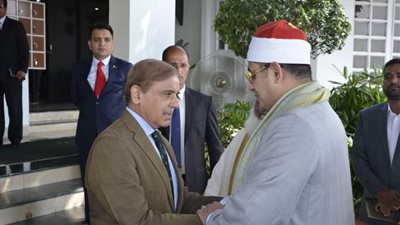رئيس الوزراء الباكستاني يستقبل الشيخ محمود الشحات أنور | صور
