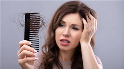 تفسير حلم سقوط الشعر في المنام وعلاقته بحدوث بعض المتاعب وخسارة الأموال