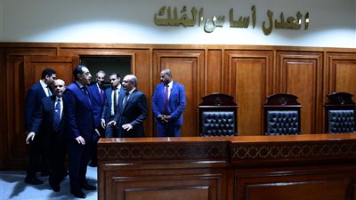 تتيح 68 نوعا.. مدبولي يتفقد وحدة إصدار شهادات المحاكم عن بُعد | فيديو 