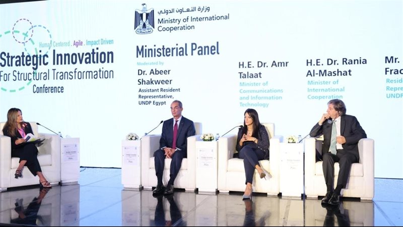 وزير الاتصالات خلال