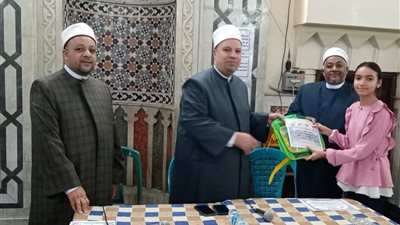 مدير أوقاف الجيزة يكرم الأطفال المشاركين في النشاط الصيفي | صور 