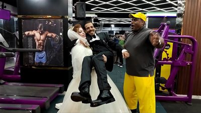 أغرب احتفال زفاف.. عروسة مصرية تتدرب في الجيم وتحمل عريسها بإيد واحدة | صور