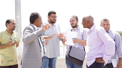 وفد وزارة التخطيط يتابع تطبيق المعايير الخضراء بقرية 