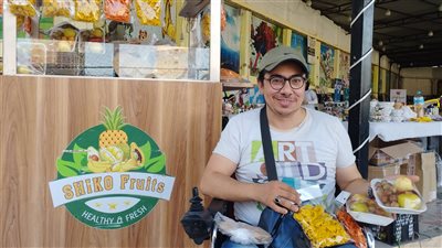 طبق الفاكهة بـ 5 جنيهات.. شاب من ذوي الهمم يواجه تحديات الحياة بمشروعه الخاص | صور