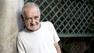 بعد قرار مهرجان القاهرة السينمائي تكريمه.. من هو المخرج العالمي بيلا تار؟ 