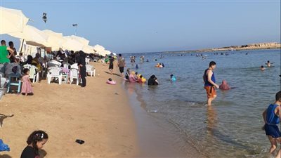 توافد أهالي الإسكندرية على الشواطىء في آخر أيام الإجازة | صور
