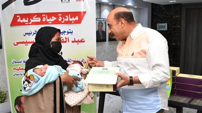 القوى العاملة: تسليم وثائق تأمين للعمالة غير المنتظمة ومنح رعاية اجتماعية بأسوان