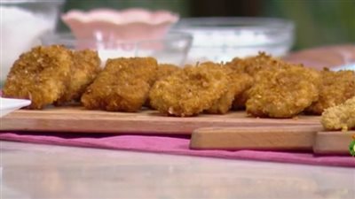 بدلا من المطاعم.. اعرفي طريقة عمل ناجتس الفراخ في البيت|فيديو 