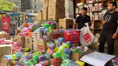 اللانش بوكس والزمزمية.. أدوات مدرسية بأسعار متفاوتة في الفجالة | فيديو 