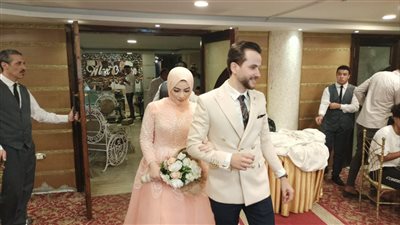 جدعنة ولاد البلد.. زفة إسكندراني لـ شاب وفتاة ليس لهما أقارب| فيديو