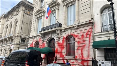 ردا على خطاب بوتين.. القنصلية الروسية تتعرض للتخريب في نيويورك | فيديو 