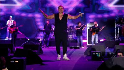 اللي يمشي يمشي.. عمرو دياب يتألق في حفل جماهيري بالأردن | فيديو