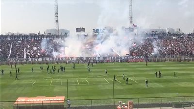 بسبب الحمل الزائد.. لحظة انهيار سقف إستاد على الجماهير في تشيلي | فيديو