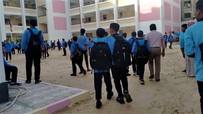 حضور مكثف.. بدء العام الدراسي لمليون و200 ألف طالب في أسيوط | فيديو 