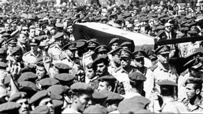 52 عامًا على رحيل حبيب الملايين.. طوفان بشري يودع عبد الناصر في أعظم جنازة بالتاريخ | صور 