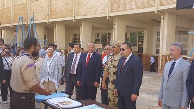 رئيس جامعة الإسكندرية يبدأ العام الدراسي الجديد بتحية العلم | صور