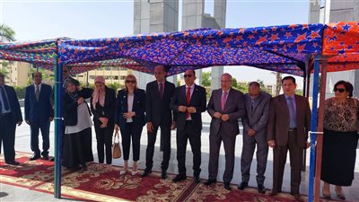 رئيس جامعة حلوان يستقبل الطلاب في أول أيام العام الدراسي الجديد | فيديو