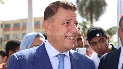 رئيس جامعة عين شمس يتفقد الأنشطة الطلابية ويلتقط الصور التذكارية | فيديو وصور