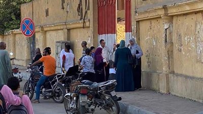 أولياء أمور الطلاب ينتظرون أمام بوابات المدارس في الأقصر|صور