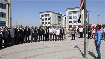 بمشاركة آلاف الطلاب.. وزير التعليم العالي يؤدي تحية العلم بجامعة القاهرة | فيديو 