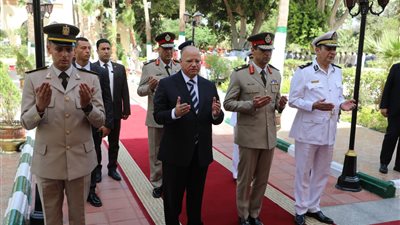 محافظ القاهرة يضع إكليلا من الزهور على مقابر شهداء المنطقة العسكرية بالخفير