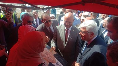 وزير التعليم العالي يشارك الطلاب لعبة الشطرنج.. وطالبة تهديه 