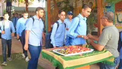 شوكولاتة وورود وبالونات.. مدارس الغربية تستقبل الطلاب في العام الجديد|صور